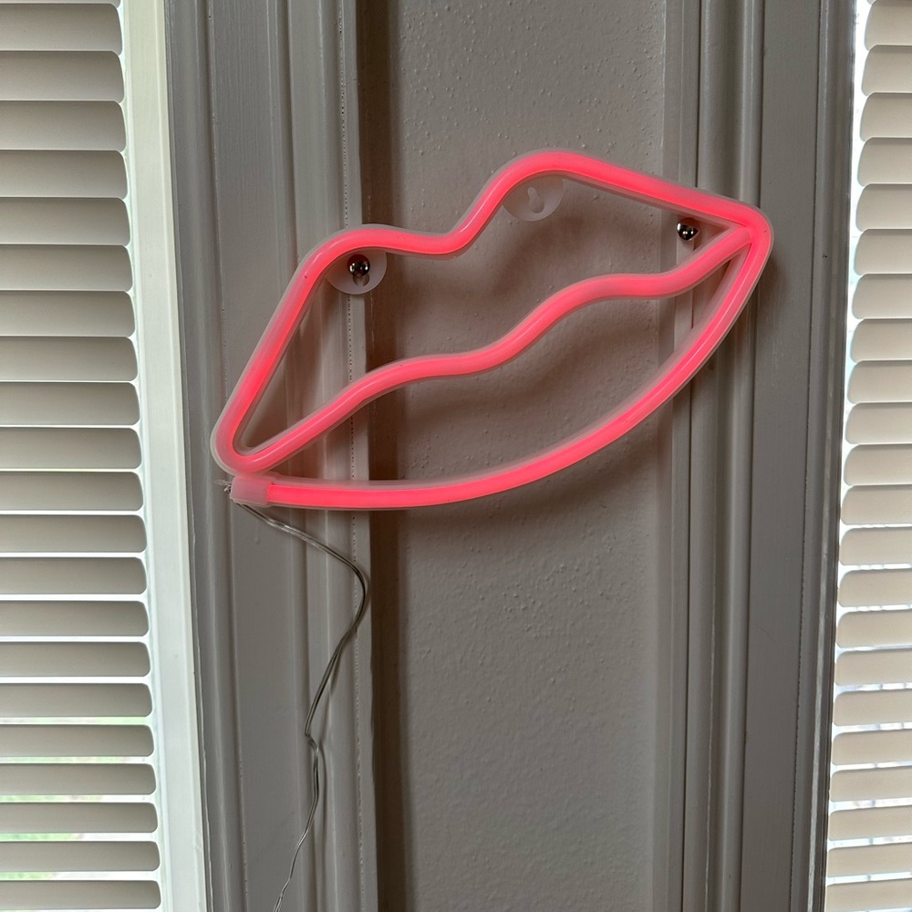LED light lips in pink